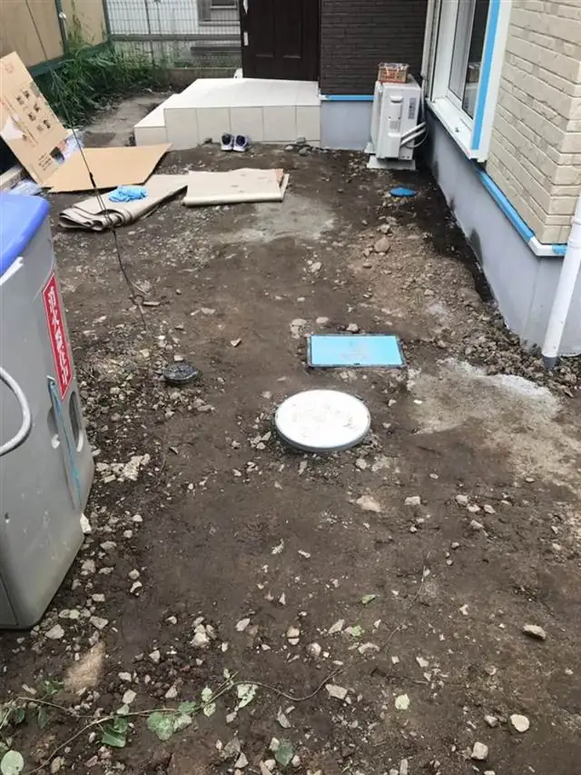 施工前の石巻市の建物外周（犬走り）。土がむき出しの状態
