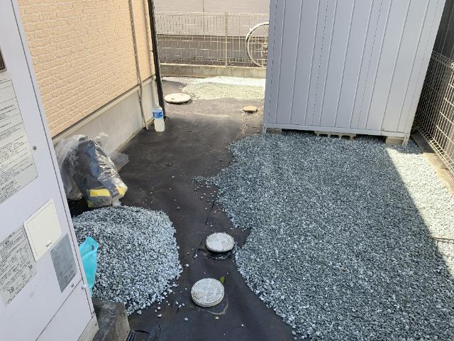 砂利敷き作業